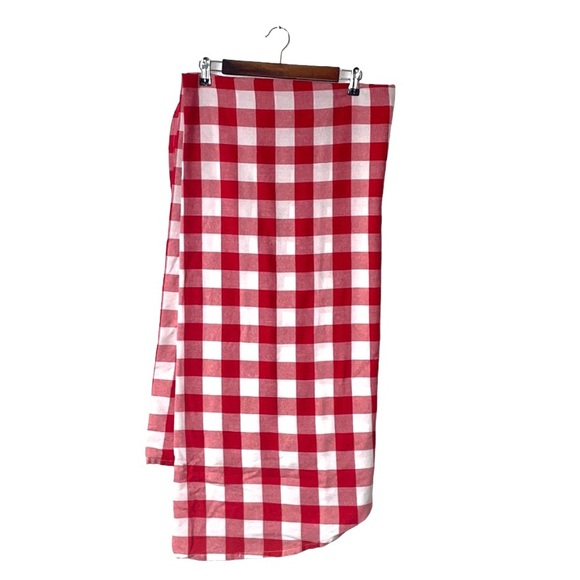 Pioneer Woman Home Bundle Red Checker Tablecloth and Floral Oven Mitts - Picture 2 of 6